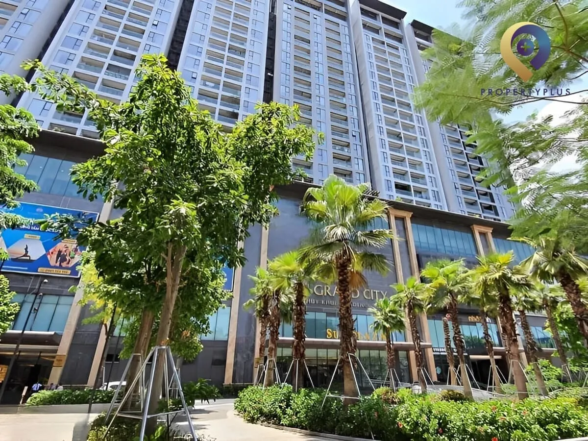 Tòa nhà Sun Plaza Tây Hồ với hàng cây xanh phía trước